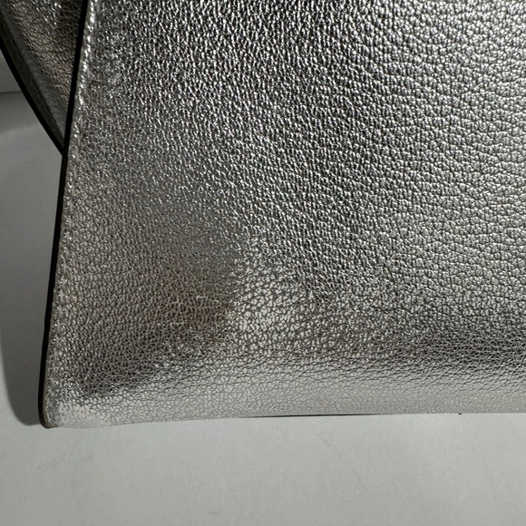 Michael Kors Avril Silver Leather
Satchel. Preloved/preowned. - Picture 10 of 10